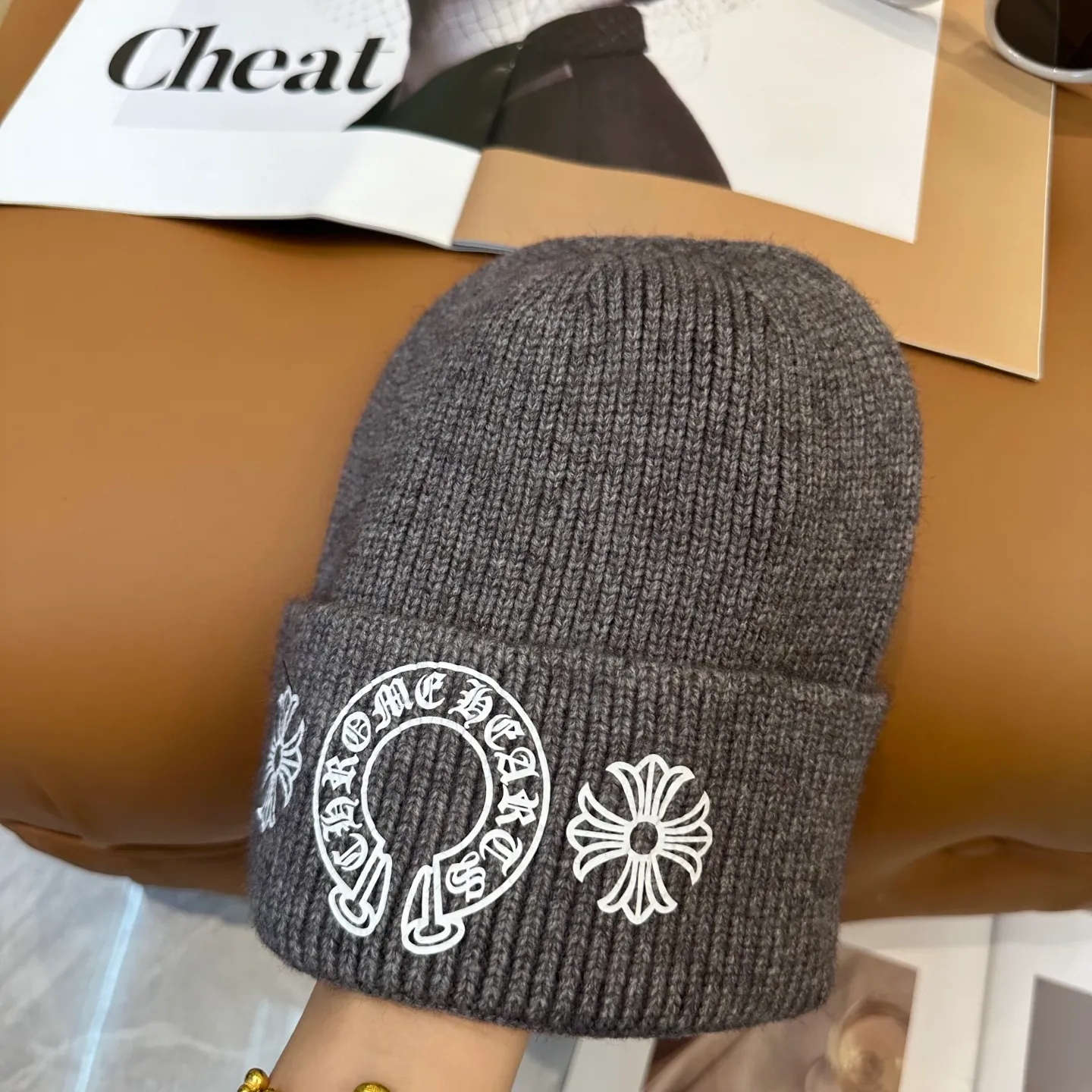 P70 🤍Chrome hearts new autumn and winter cross knitted hat🧶 One of the must-have hats in autumn and winter~ It really looks good on whoever wears it~, it is also a perfect match in black and white and gray in autumn~